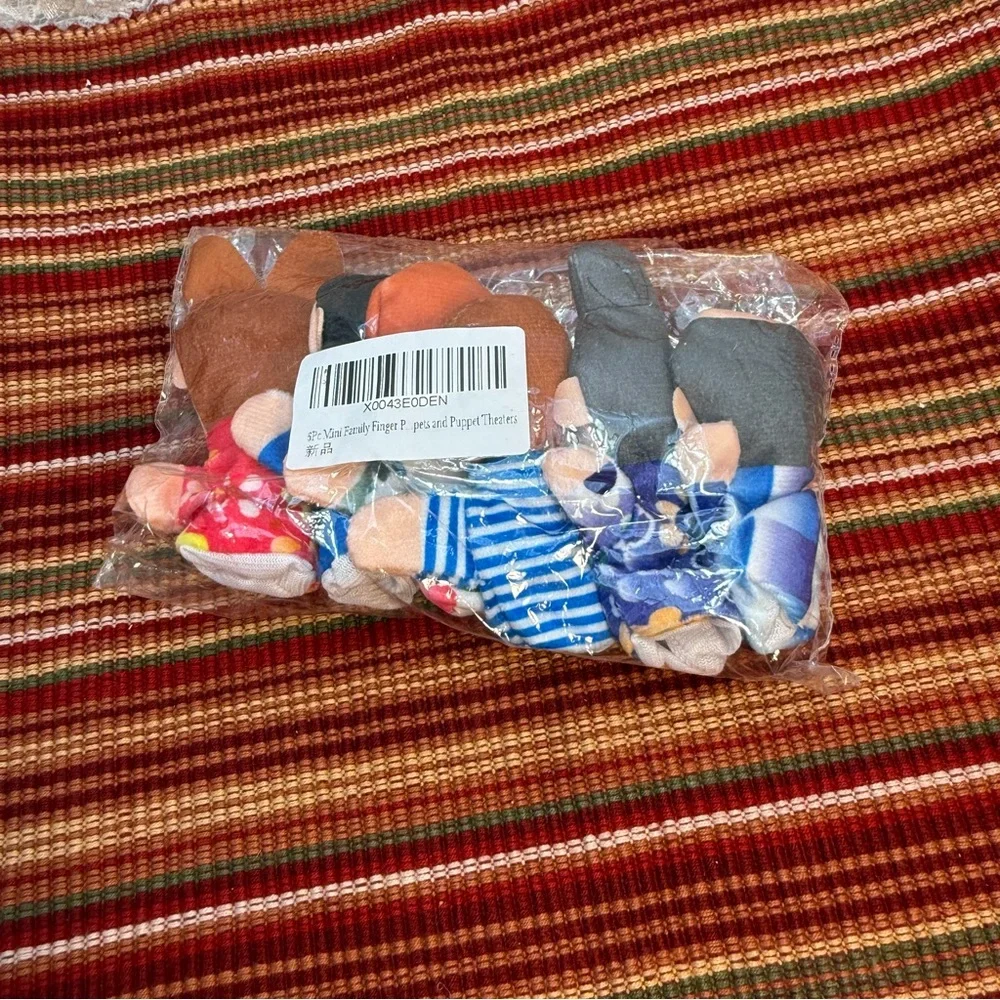 Finger Puppets - Mini Grandparents, Mom & Dad, Brother & Sister - 6 Piece - NWT